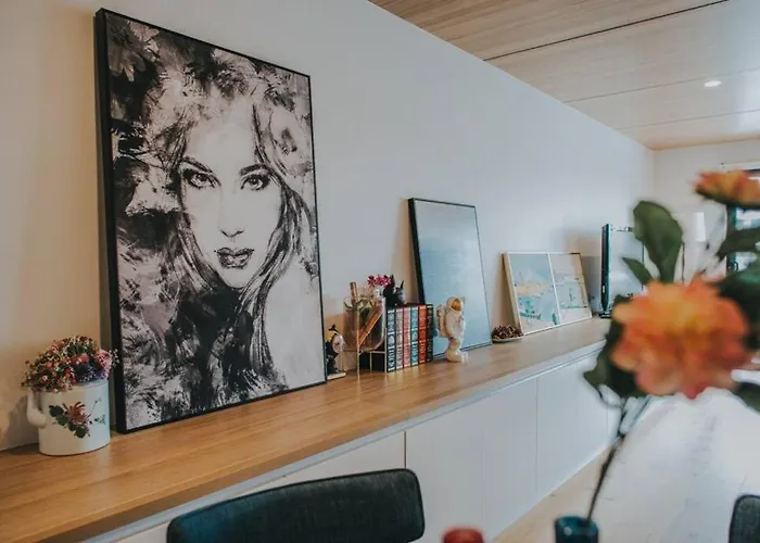 Modern 2 Bedroom Apartment At City With Free Parking