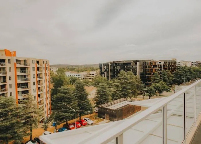 Modern 2 Bedroom Apartment At City With Free Parking