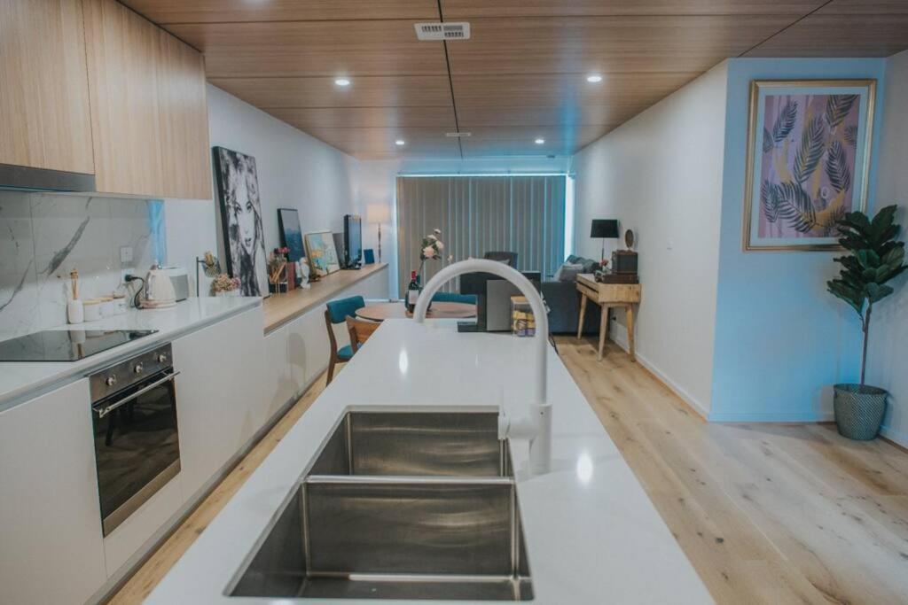 Modern 2 Bedroom At With Free Parking Canberra